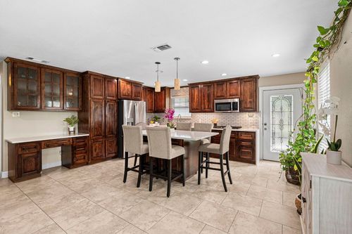560 Williamson Rd, Kyle, TX, 78640-3905 | Card Image