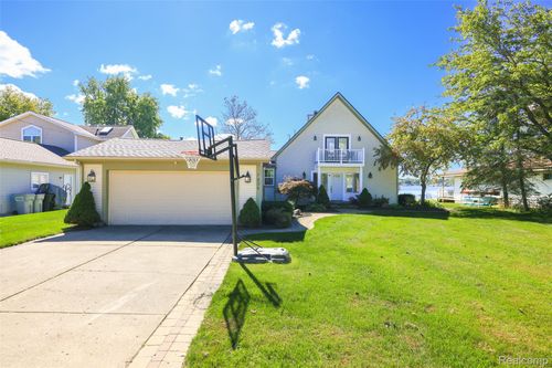 7938 Branch Dr, Brighton, MI, 48116-8815 | Card Image