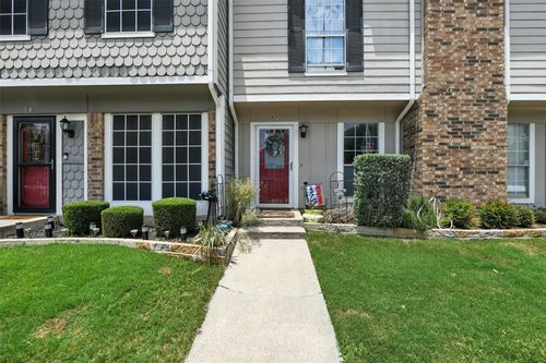 15 Abbey Rd, Euless, TX, 76039-4215 | Card Image