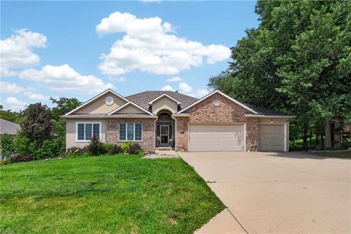 10402 Nw River Hills Dr, Parkville, MO, 64152-3378 | Card Image