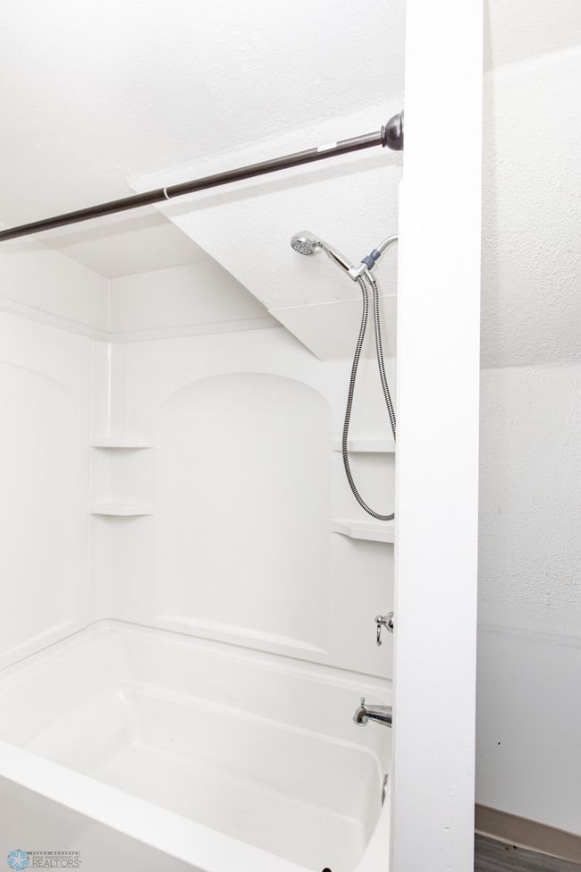 Bathroom 2 - Full | Image 44