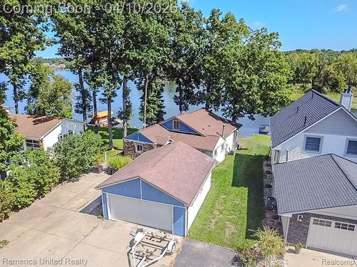 16431 Oak Hill Dr, Fenton, MI, 48430-9014 | Card Image