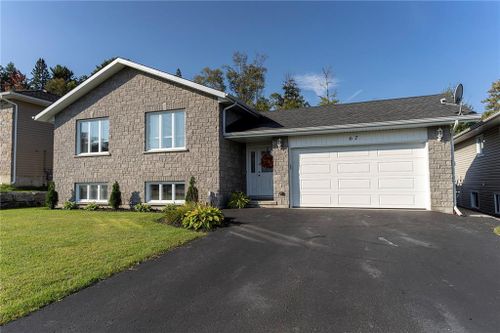 67 Oak Ave, Petawawa, ON, K8H0B5 | Card Image