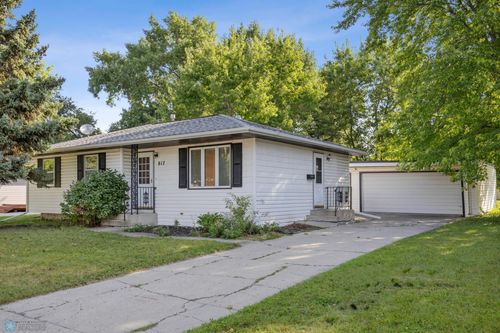817 30th St N, Fargo, ND, 58102-3039 | Card Image