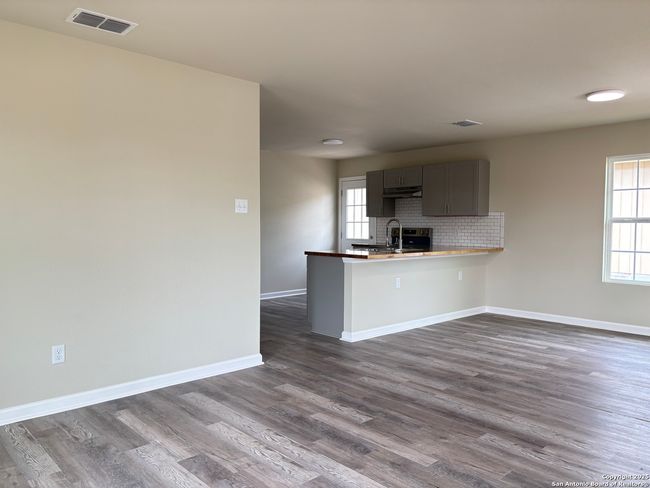 708 E 5 Th St, House other with 3 bedrooms, 2 bathrooms and null parking in Nixon TX | Image 4