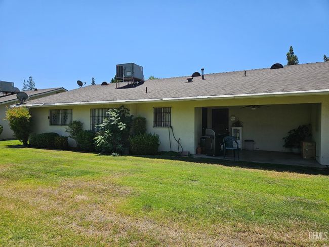 5708 Cypress Point Dr, Condo with 2 bedrooms, 1 bathrooms and null parking in Bakersfield CA | Image 21