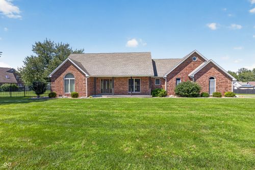 8576 Wickersham Way, Seymour, IN, 47274-9627 | Card Image