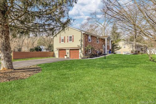 7 E Mayer Dr, Suffern, NY, 10901-3401 | Card Image