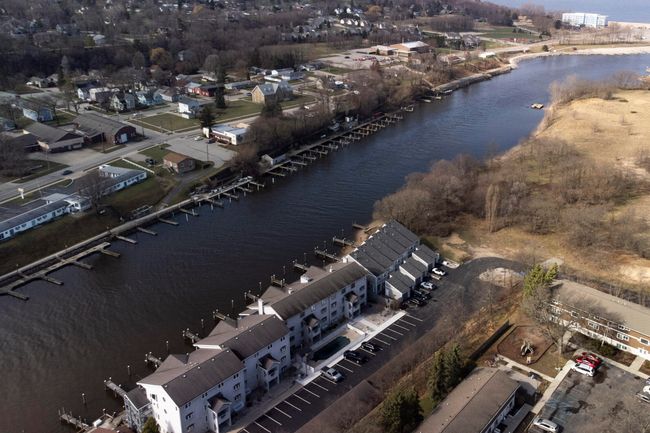 APT-8 - 317 5 Th Ave, Condo with 2 bedrooms, 1 bathrooms and null parking in Manistee MI | Image 40