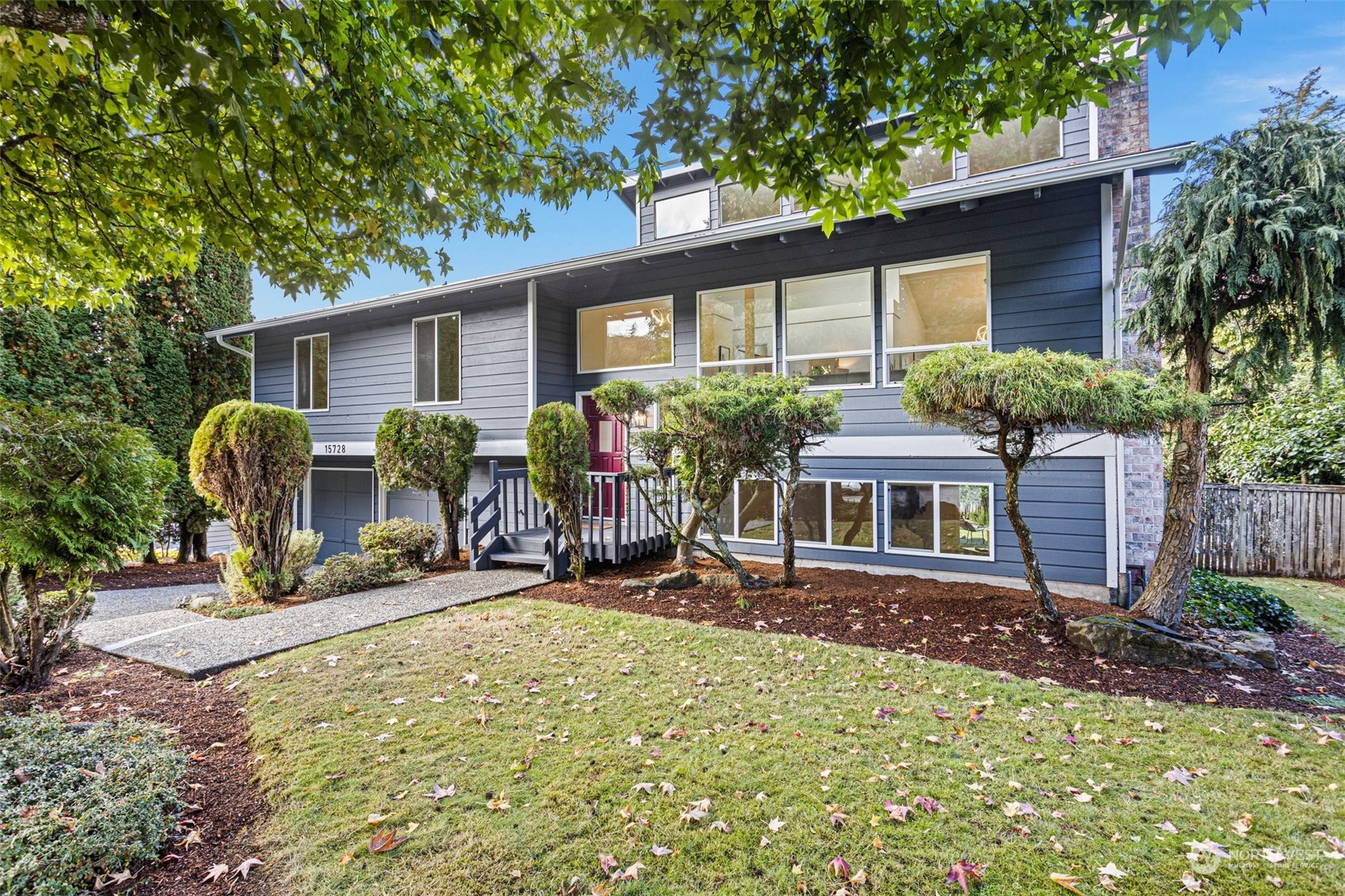 45th Ct, Bellevue, WA 98006