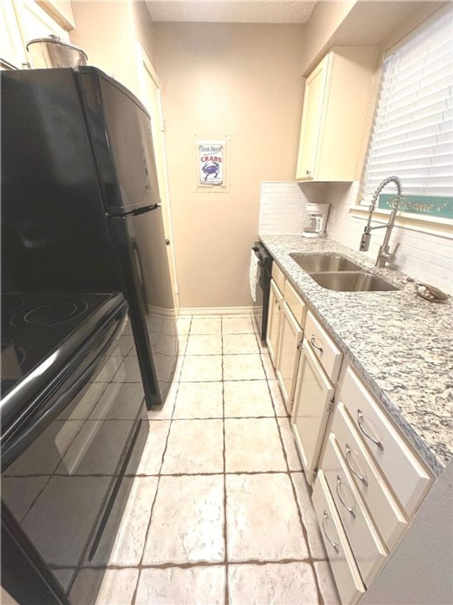 E - 7122 Premont Dr, Condo with 1 bedrooms, 1 bathrooms and 1 parking in Corpus Christi TX | Image 7