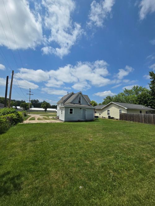 626 S Front St, Belding, MI, 48809-1933 | Card Image