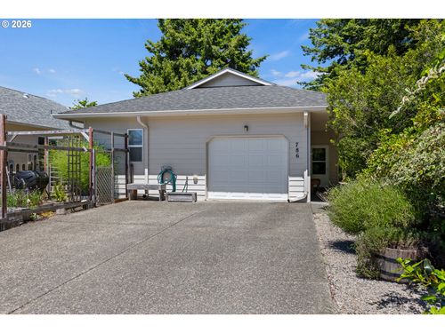 786 Edwards Ave, Coos Bay, OR, 97420-3408 | Card Image