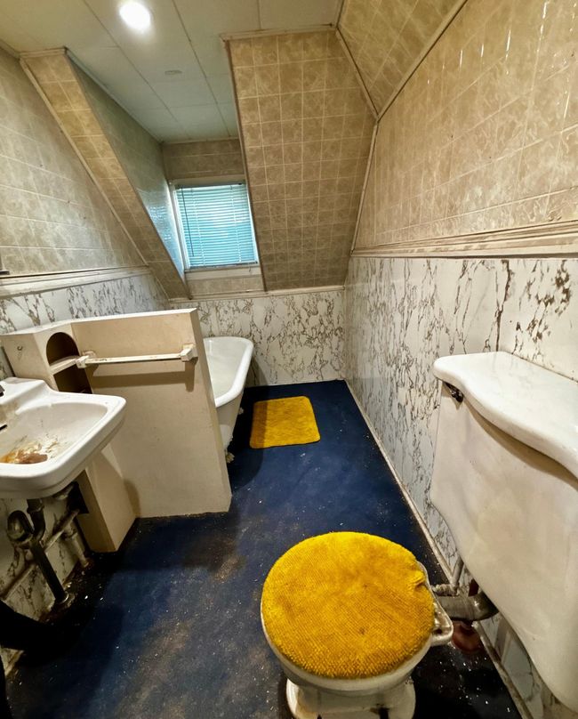 Upstairs Bathroom | Image 11