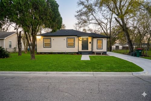 916 Parkway St, Baytown, TX, 77520-7119 | Card Image