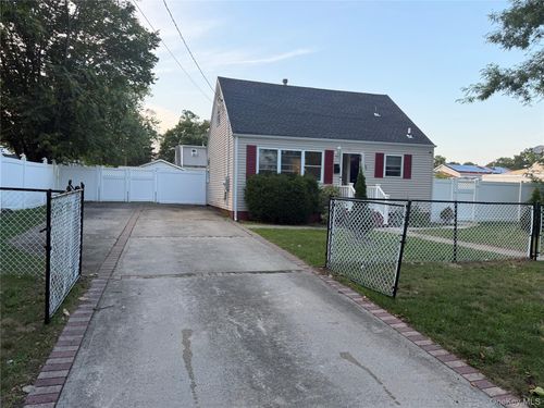 51 E Cedar St, Central Islip, NY, 11722-3834 | Card Image