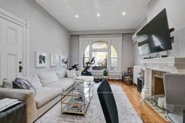 MAIN - 364 Brunswick Ave, Home with 1 bedrooms, 1 bathrooms and null parking in Toronto ON | Image 2