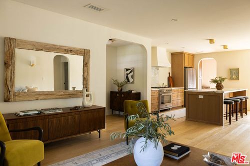 328 W Hillsdale St, Inglewood, CA, 90302-1122 | Card Image