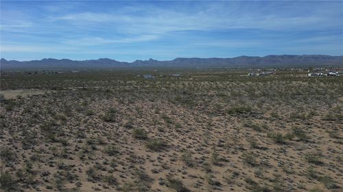 3895 N Hoover Rd, Golden Valley, AZ, 86413-8686 | Card Image