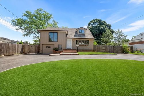 4 Sibley Pl, Huntington Station, NY, 11746-3118 | Card Image