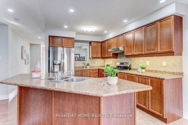 5 Hollier Dr, House attached with 3 bedrooms, 3 bathrooms and 1 parking in Ajax ON | Image 5