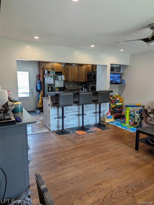 31004 Barton St, Garden City, MI, 48135-1375 | Card Image