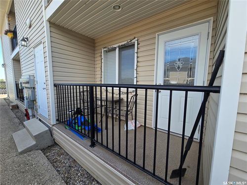 203-825 Gladstone Street E, Swift Current, SK, S9H5P1 | Card Image