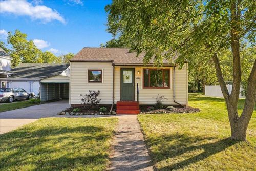 124 W 6th St, NEW RICHMOND, WI, 54017-1712 | Card Image