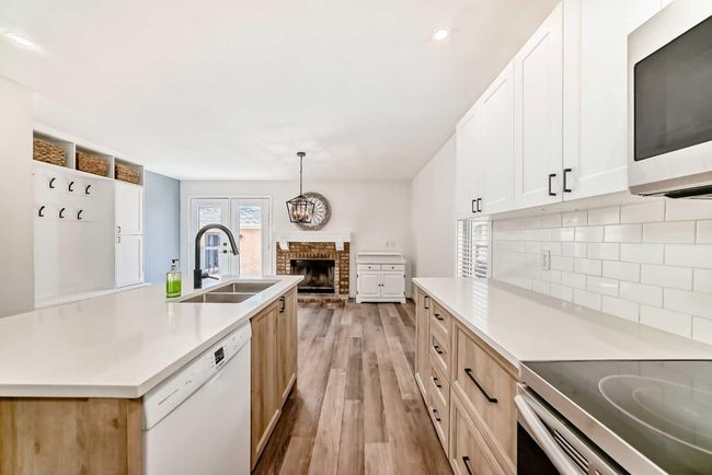 207 Coachway Rd Sw, House other with 3 bedrooms, 3 bathrooms and 2 parking in Calgary AB | Image 7