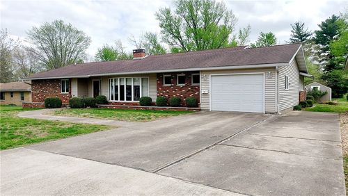 208 E Curtis St, Newton, IL, 62448-1627 | Card Image