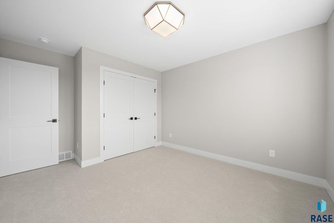 6604 E Hawker Cir, House other with 5 bedrooms, 4 bathrooms and null parking in Sioux Falls SD | Image 24