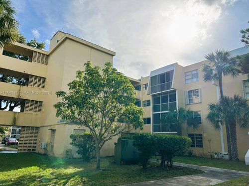 3e-942 Ne 199th St, Miami, FL, 33179-3056 | Card Image