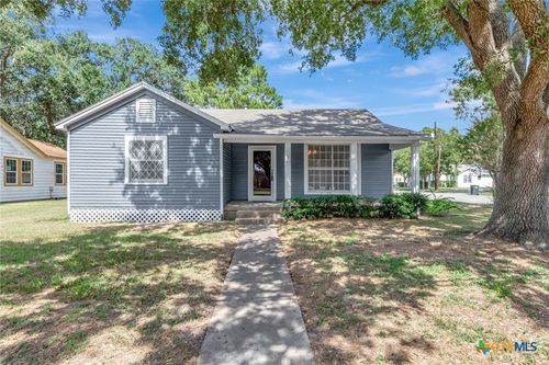 402 W Gayle St, Edna, TX, 77957-3527 | Card Image
