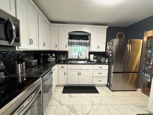 625 Robin St, House other with 3 bedrooms, 3 bathrooms and 2 parking in Bluefield VA | Image 6