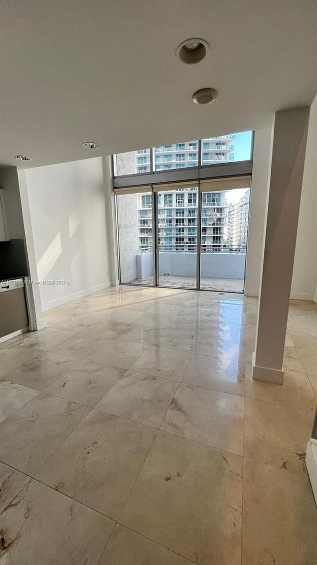 APT-618 - 1050 Brickell Ave, Condo with 1 bedrooms, 2 bathrooms and null parking in Miami FL | Image 5