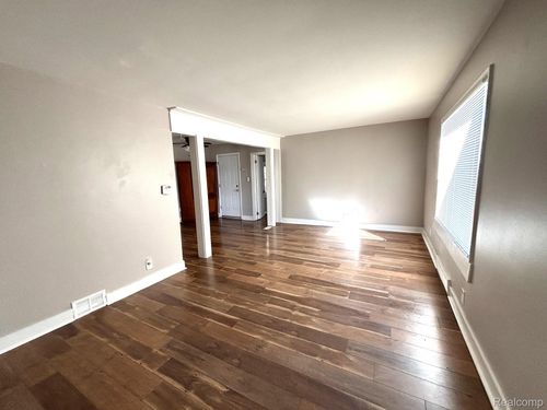 2105 Manatee St, Ferndale, MI, 48220-1579 | Card Image