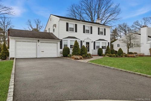 8 Andover Ct, Garden City, NY, 11530-1558 | Card Image