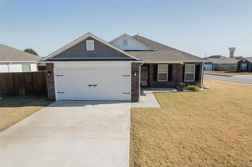 10715 N 101st East Ct, Owasso, OK, 74055-7962 | Card Image