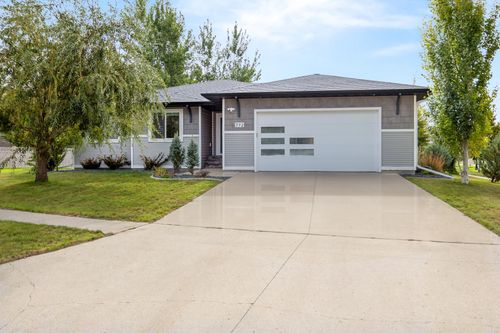 772 35th Ave E, West Fargo, ND, 58078-5413 | Card Image