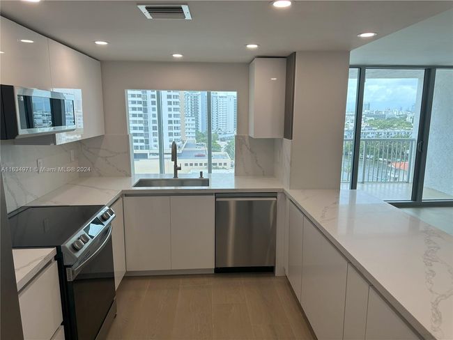 APT-1204 - 2655 Collins Ave, Condo with 2 bedrooms, 2 bathrooms and null parking in Miami Beach FL | Image 5