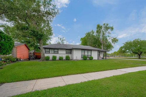8057 Ridgeview Dr, Houston, TX, 77055-1213 | Card Image