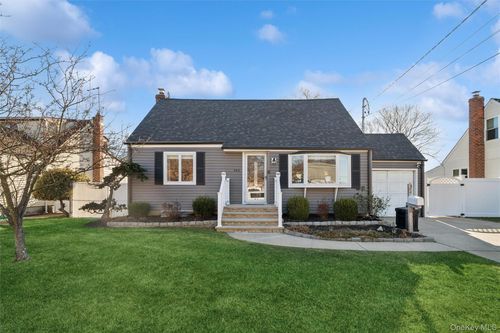 484 18th St, West Babylon, NY, 11704-2207 | Card Image