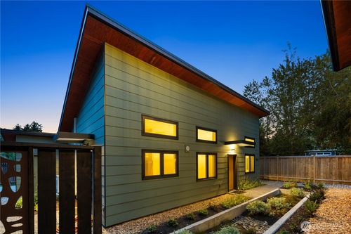 8623 30th Ave Sw, Seattle, WA, 98126-3712 | Card Image