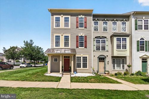 100 Davis St, CHARLES TOWN, WV, 25414-4457 | Card Image