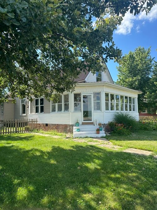 209 S Main St, Ellsworth, IL, 61737-7570 | Card Image