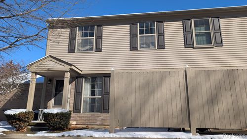 unit-2-40 Pine Tree Ridge Dr, Waterford, MI, 48327-4307 | Card Image