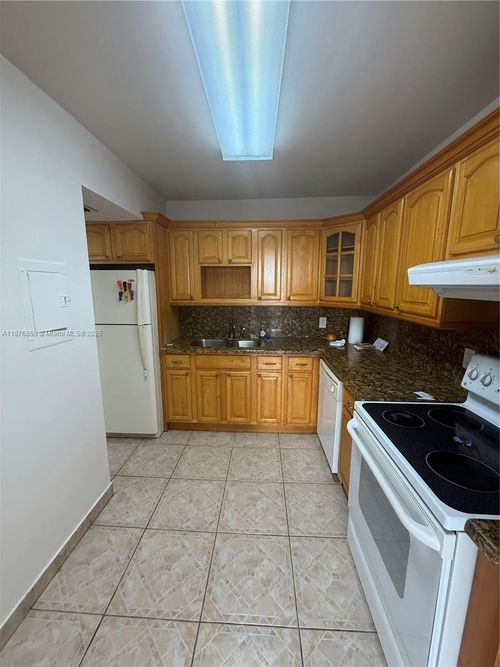 apt-806-2025 Ne 164th St, North Miami Beach, FL, 33162-4108 | Card Image