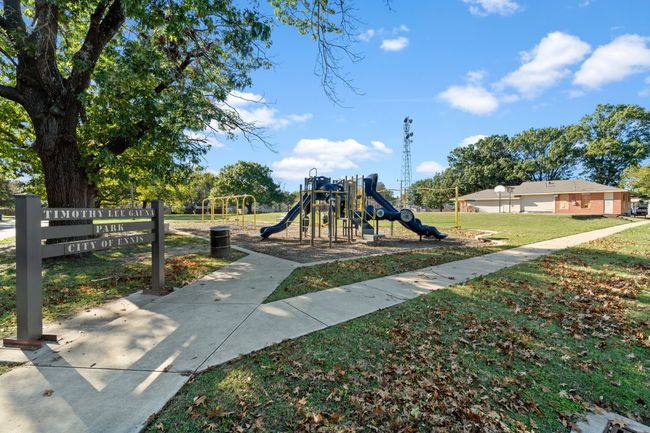 305 W Waco St, Home with 5 bedrooms, 3 bathrooms and 6 parking in Ennis TX | Image 36