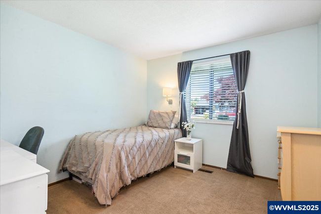 210 Silver Loop, House other with 3 bedrooms, 2 bathrooms and 2 parking in Silverton OR | Image 14
