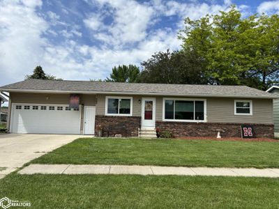 240 W Sesame Street, Home with 5 bedrooms, 1 bathrooms and 2 parking in Garner IA | Image 3